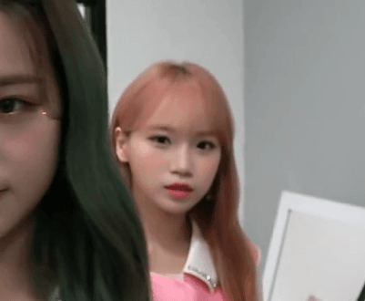 혹시 우리애만 무대 올라가기 전에 이렇게 얼굴 푸니? | 인스티즈