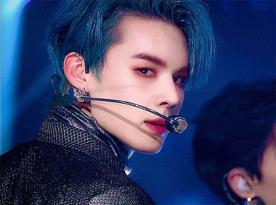 대만 기사 제목: 생방송 참사.. 팬들 목격! 손이 미끄러져 돈까스 소스... 쓴웃음 지으며 "피해자"와 사진 한장 | 인스티즈