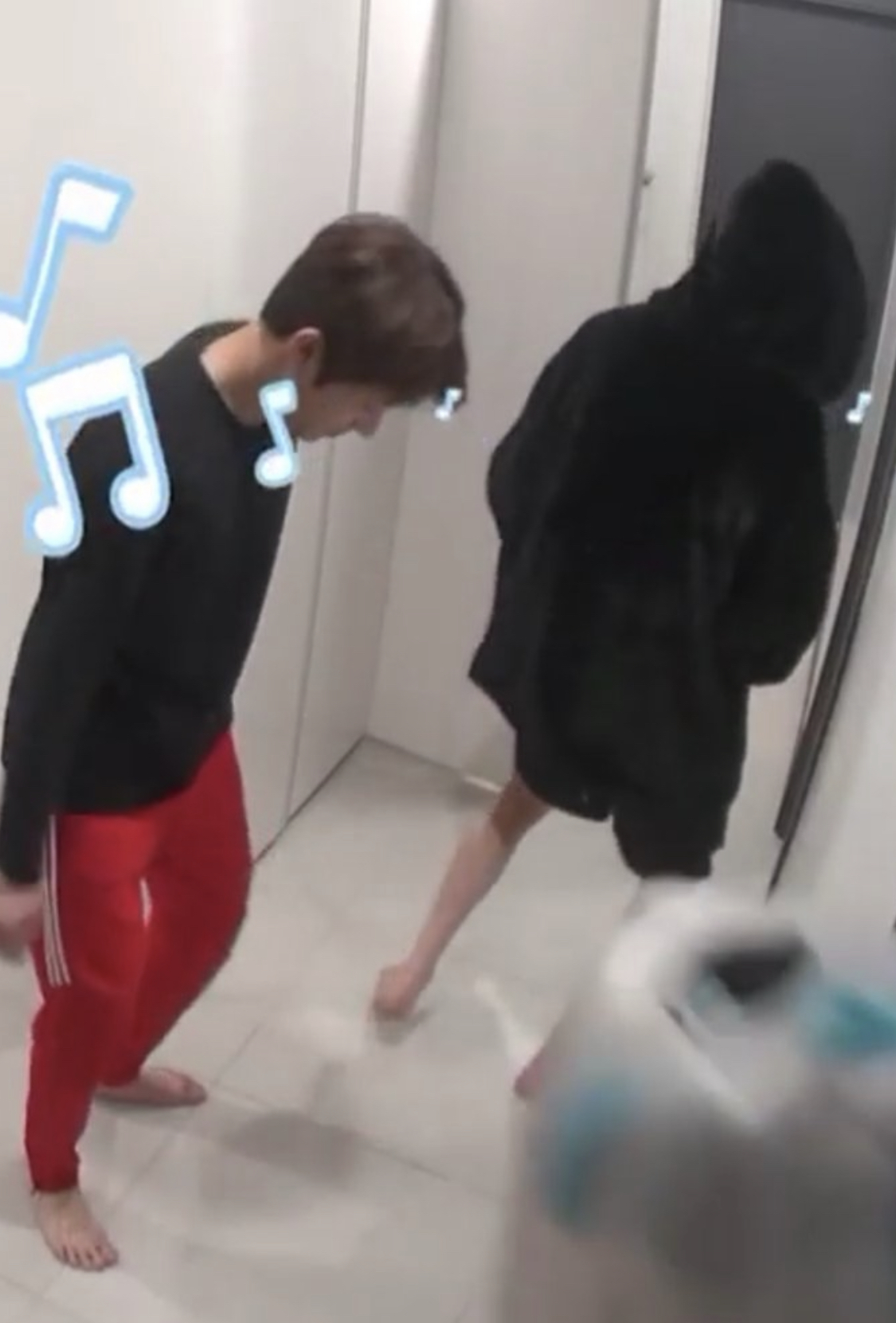 [잡담] 더보이즈 영훈 다리 비정상적으로 긴거야, 아니면 얇은거야? | 인스티즈