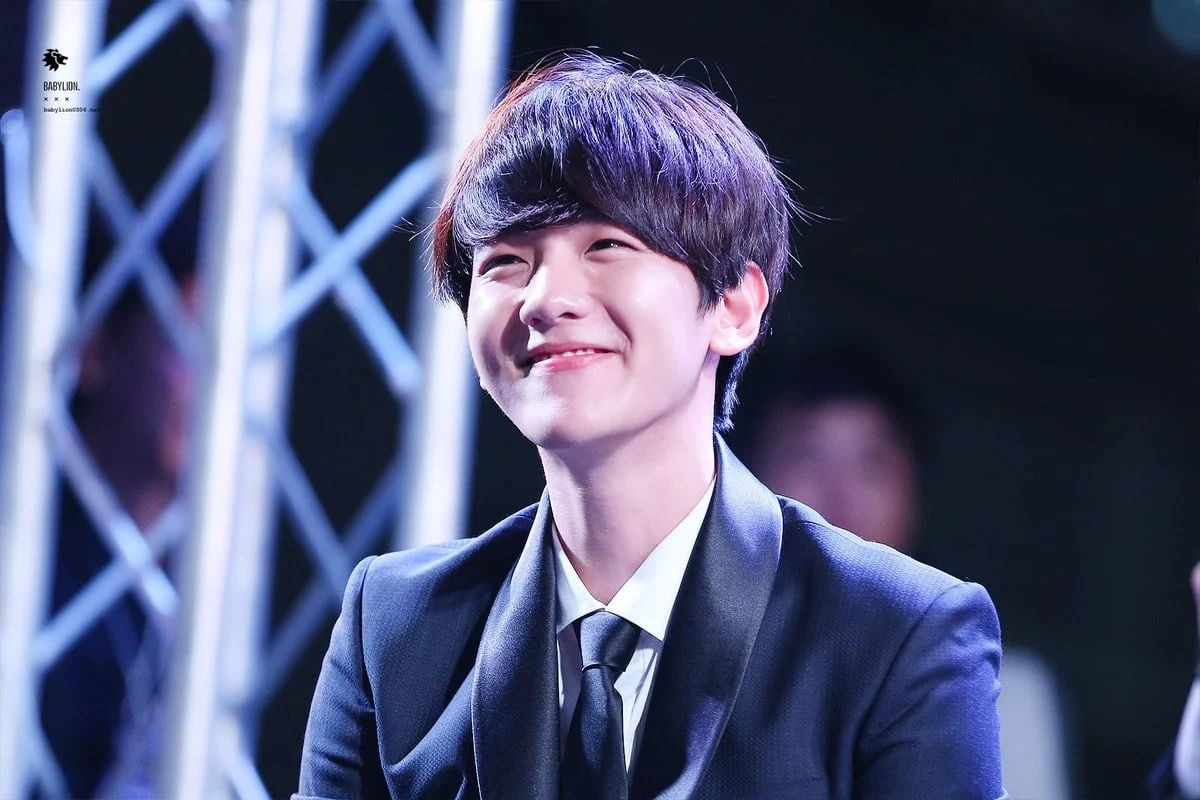 근데 백현 객관적으로 동안인 편이야? | 인스티즈