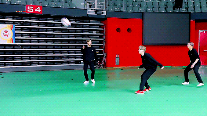 뭐...?방탄 촬영장에 족구장이 있어...? | 인스티즈