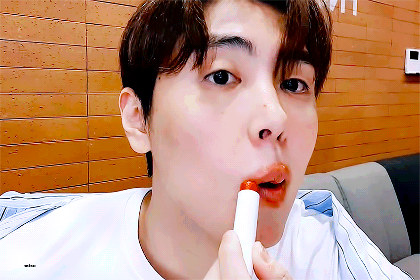 립밤 바르는 짤 기부해줄사람? | 인스티즈