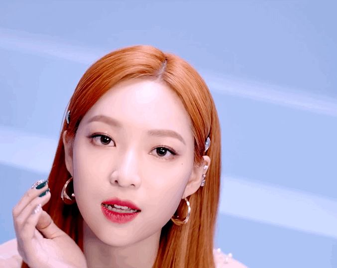 에이프릴 예나 주황색 머리도 이뻤는데 빨강도 잘어울린다 | 인스티즈