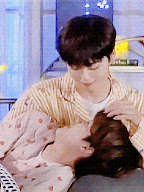 얘네 특유의 몽글몽글 스킨쉽이 나를 미치게 해요 | 인스티즈