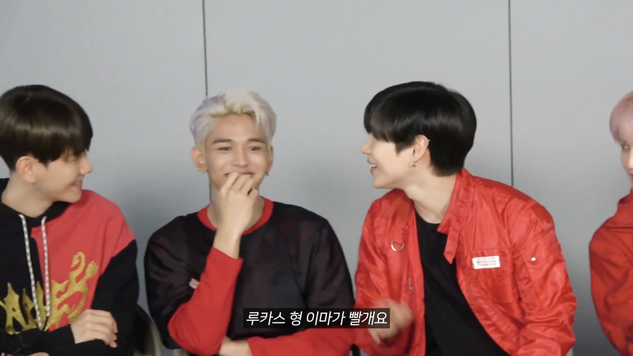 아 루카스 형님 카이 동생 이렇게 때려도 되는거에요? | 인스티즈