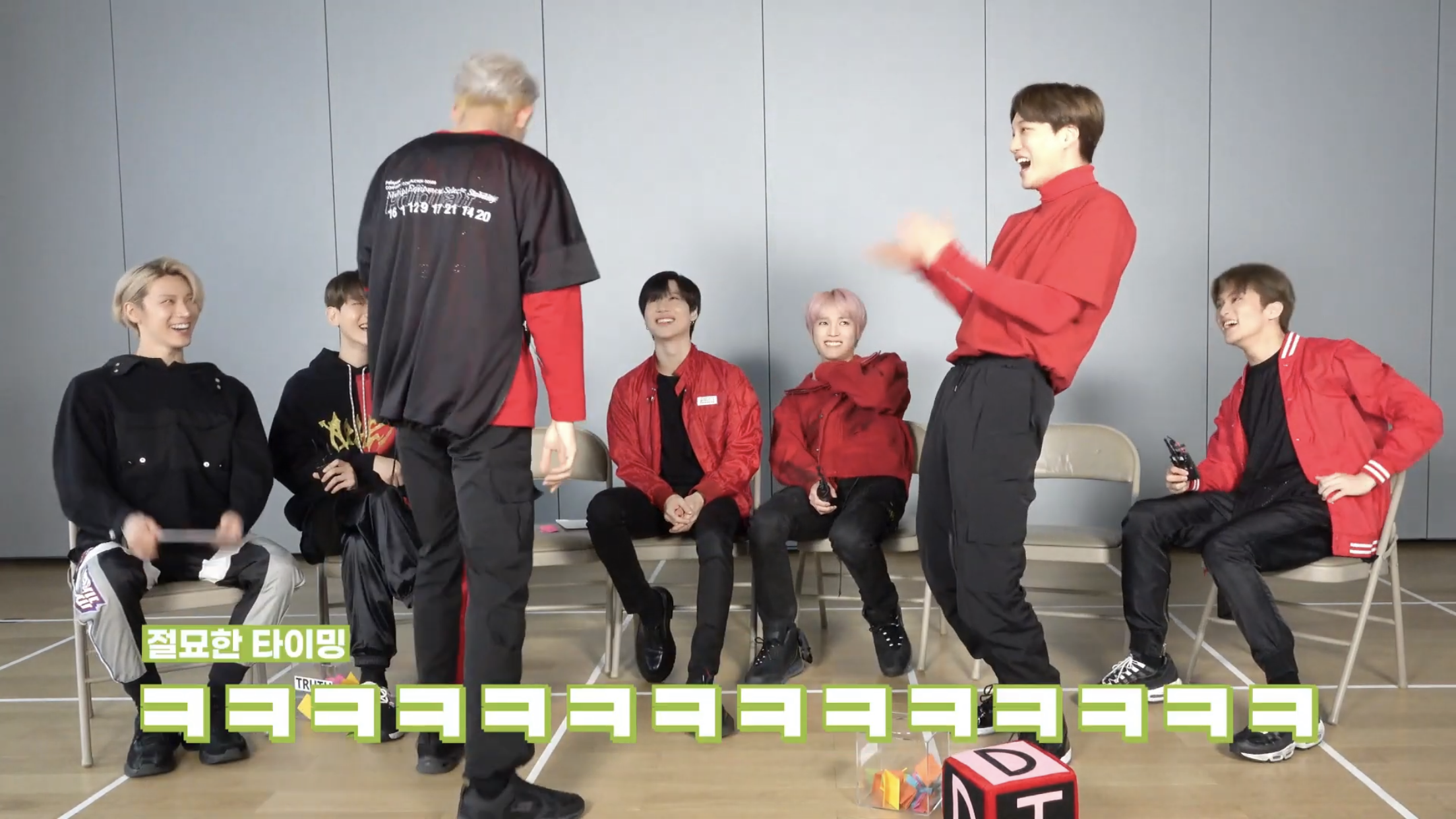 아 루카스 형님 카이 동생 이렇게 때려도 되는거에요? | 인스티즈