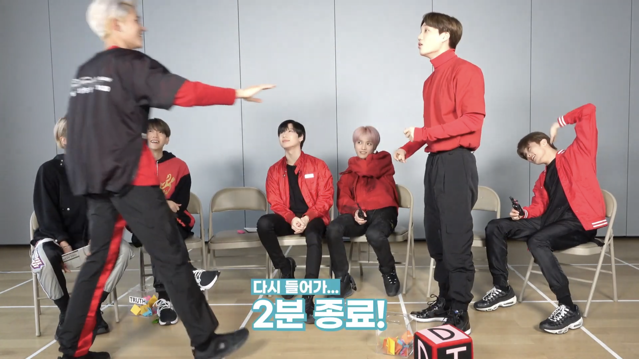 아 루카스 형님 카이 동생 이렇게 때려도 되는거에요? | 인스티즈