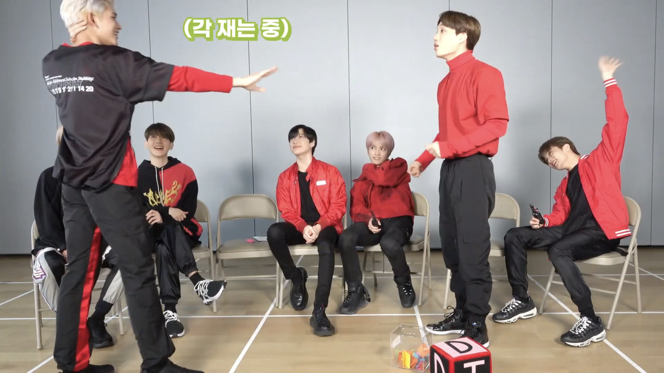 아 루카스 형님 카이 동생 이렇게 때려도 되는거에요? | 인스티즈