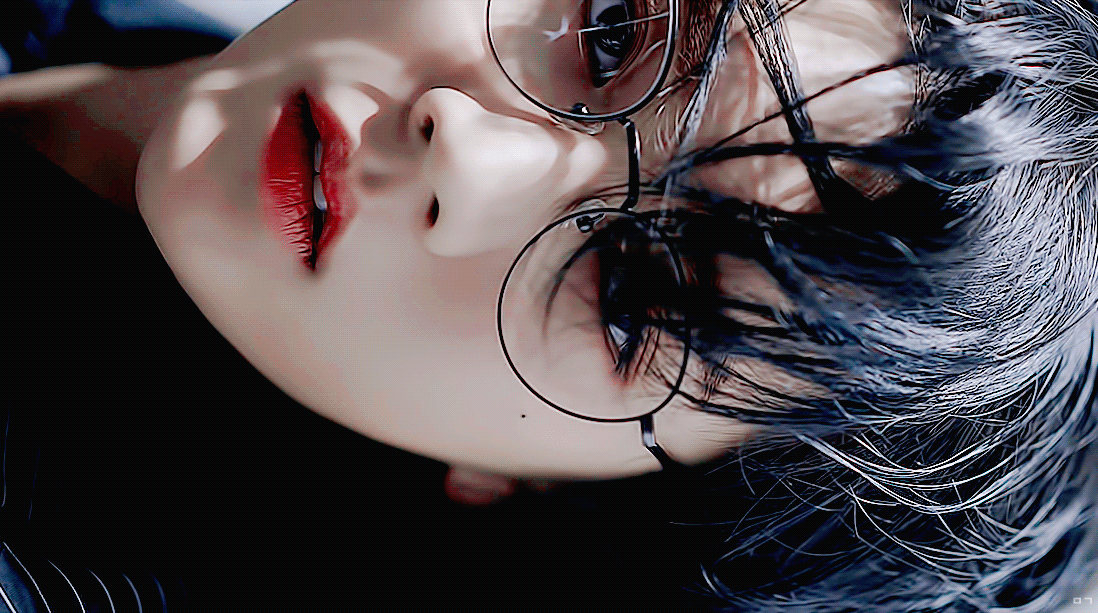 안경 끼고 누워있는데 이러면 어떡해???? | 인스티즈