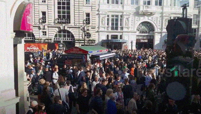 방탄 현대 광고 보려고 광장에 모인 사람들 | 인스티즈