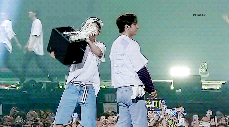 어떻게 누가 자기한테 물을 통으로 냅다 뿌리는데 한 번 쓱 쳐다보고 갈길 가지 | 인스티즈