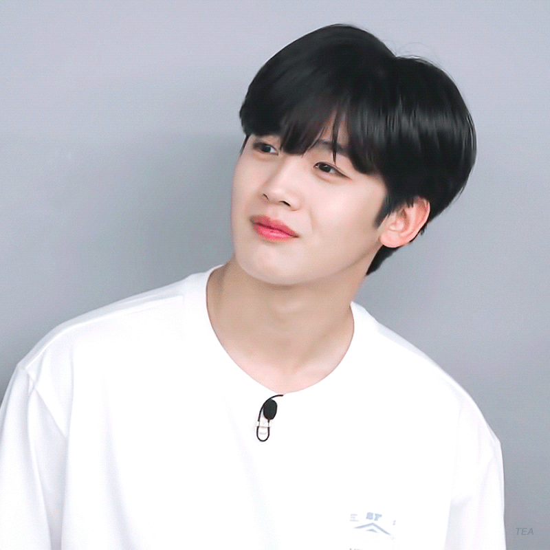 요한이 눈동자만 움직이는거 귀엽다 | 인스티즈