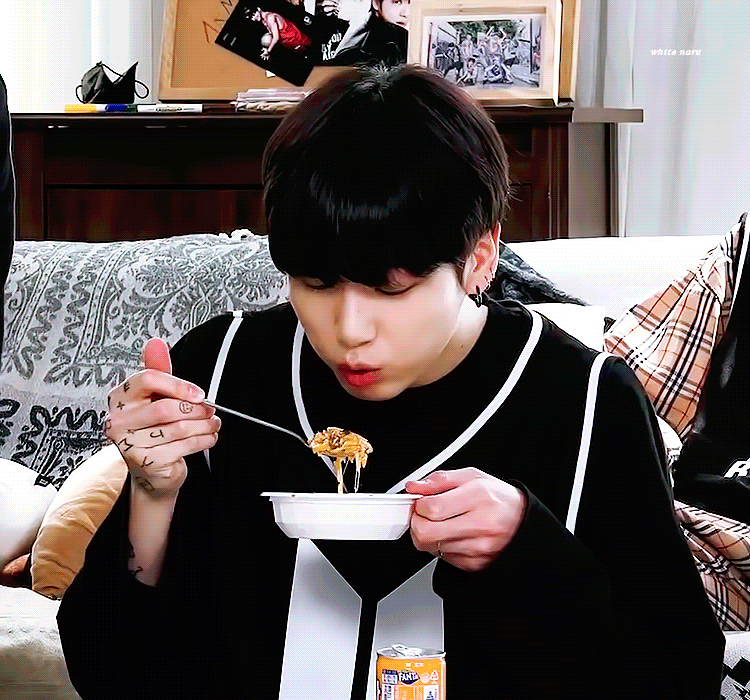 난 정국이 뭐 먹는거만 보면 귀여워서 미쳐버릴것같애 | 인스티즈