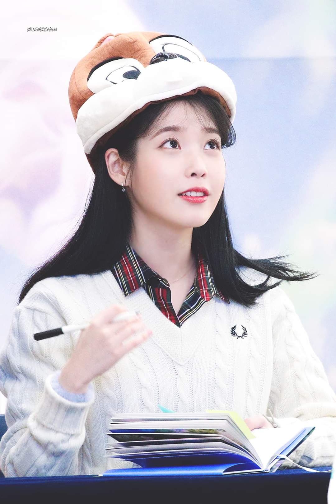 [잡담] 아이유 머리위에 있는거 뭐임? | 인스티즈