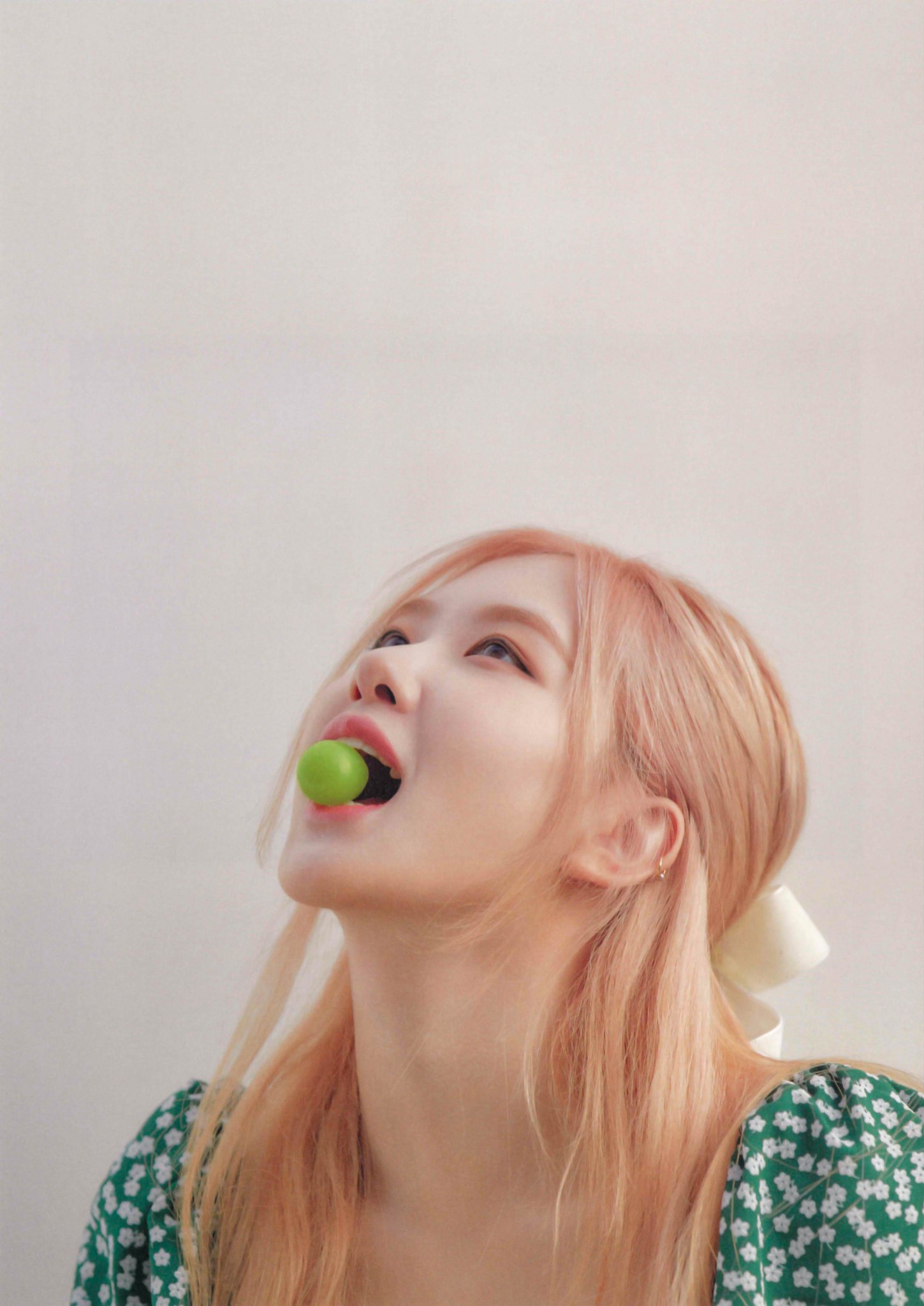 로제 청포도 물고 있는건가 어쨌든 이거 대박이다🥺 | 인스티즈