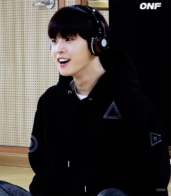 온앤오프 김효진... 발이 무려 235... | 인스티즈