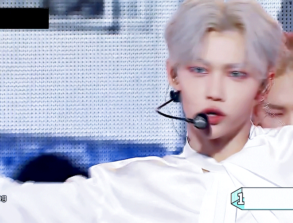 필릭스 진짜 과한 스타일링 끝판왕인데 너무 잘받아먹음 | 인스티즈