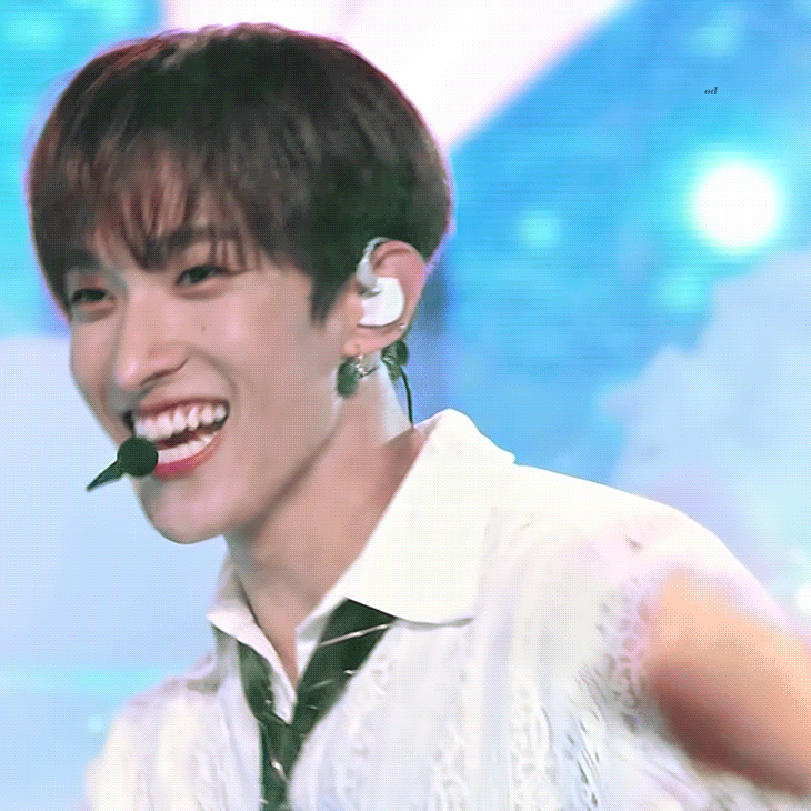 멤버 피셜 무대 중간에 해맑게 웃는 모습이 너무 예뻐 보였다는 그 웃음 | 인스티즈