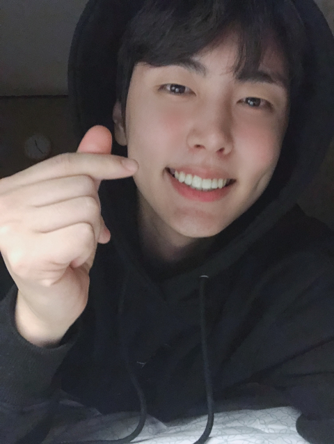 이재윤 숙소에서 셀카 찍을때마다 12시 38분인거 너무 소름이야 | 인스티즈