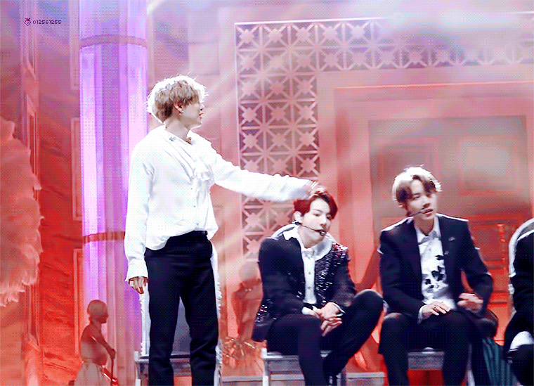 방탄 뷔 슈가 배려한다고 행동한건데 슈가는 당황ㅋㅋㅋㅋㅋㅋㅋㅋ | 인스티즈