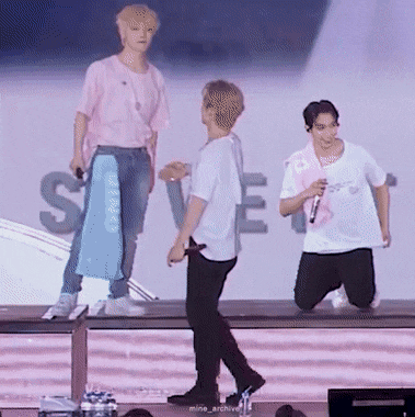 맏형이 자길 들어올리든 말든 자기 할 말 하는 막내... (발 팔랑팔랑) | 인스티즈