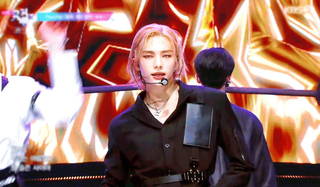 얘는 춤도 잘추지만 무대에서 표정이 미쳤어 진짜 | 인스티즈