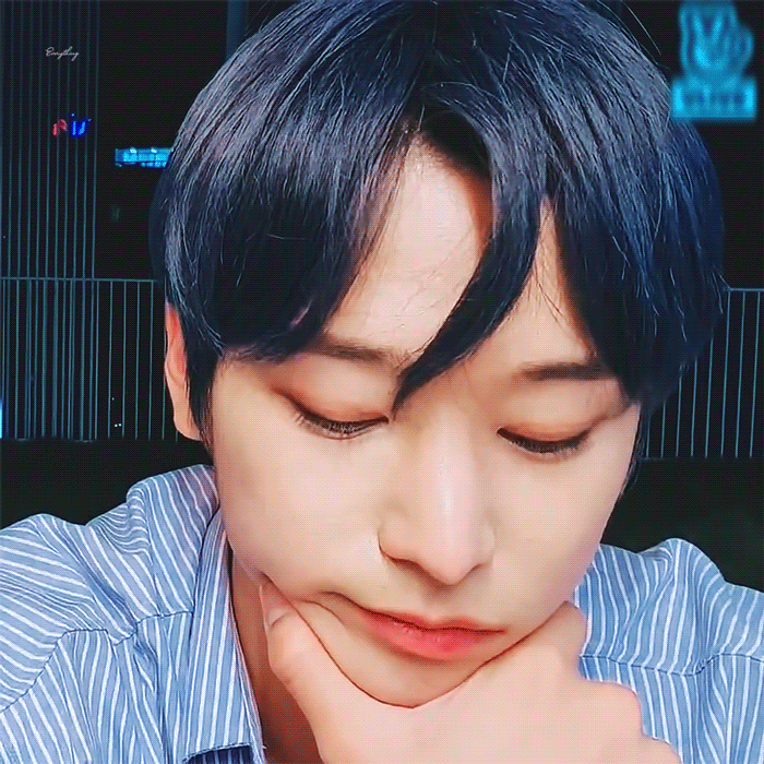 이 남성의 턱 괼 때마다 나오는 분위기를 사랑해 | 인스티즈