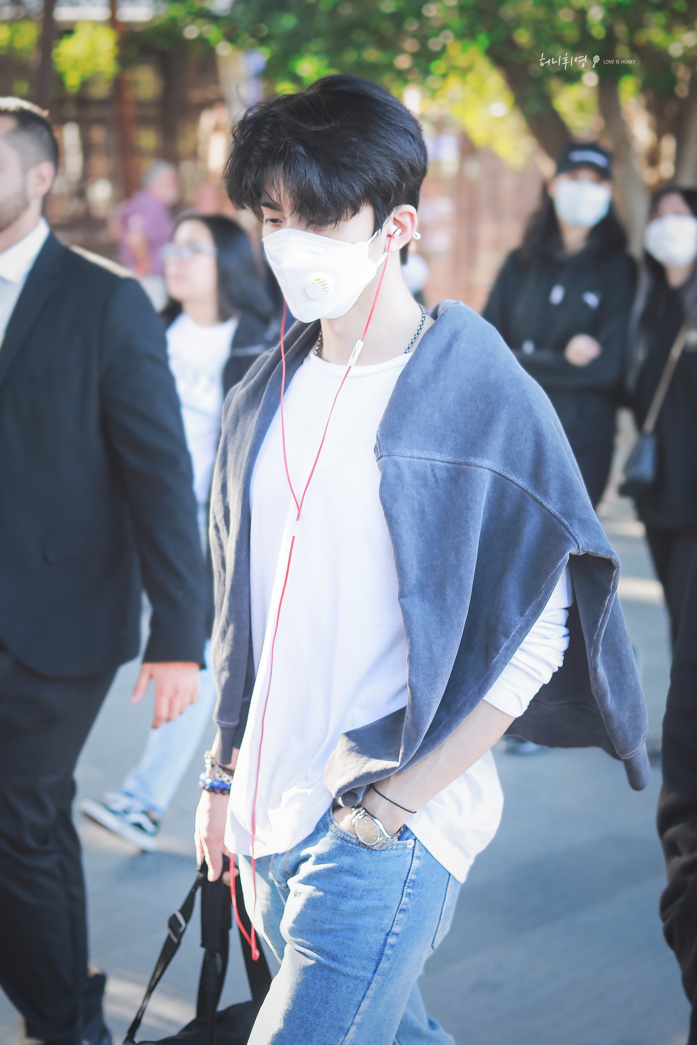 빨간 줄 이어폰이 이렇게 본새가 나다니... | 인스티즈