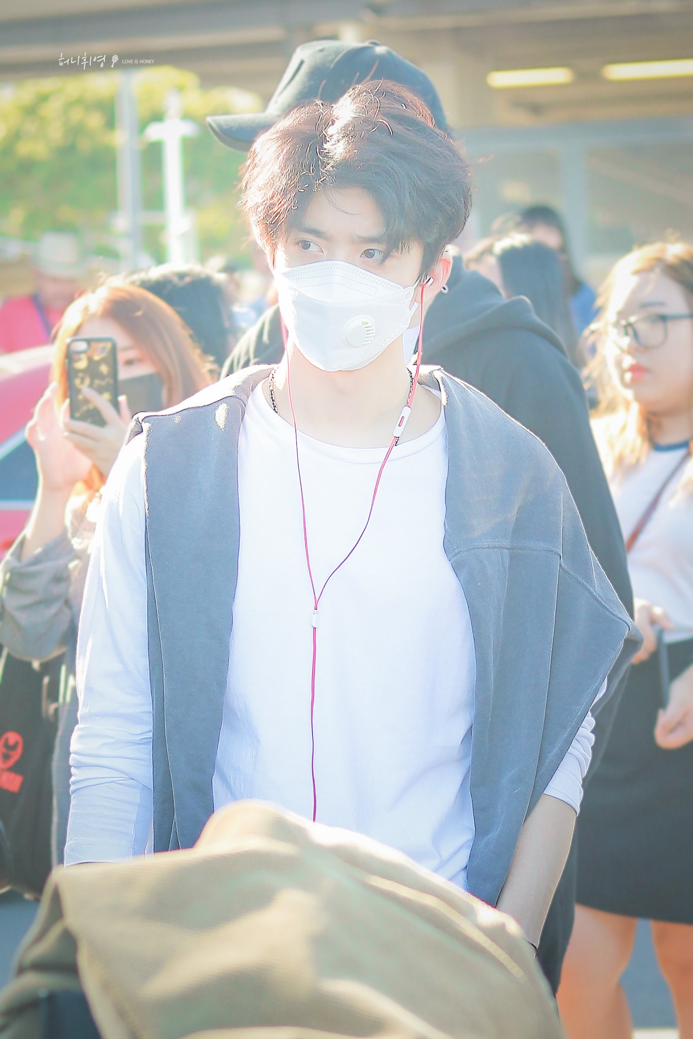 빨간 줄 이어폰이 이렇게 본새가 나다니... | 인스티즈