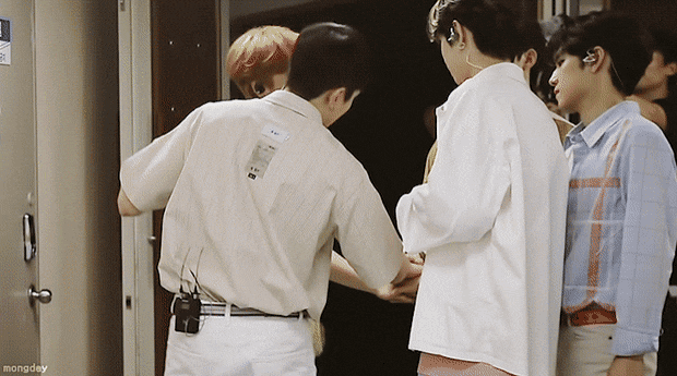 [잡담] 데이식스만 보면 눈물을 흘리는 여성.... | 인스티즈