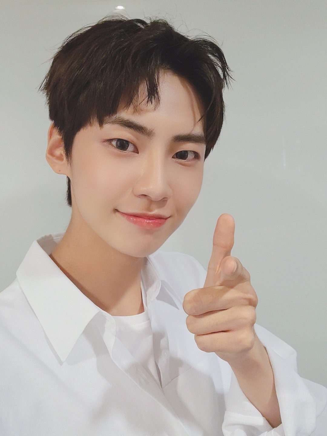 갠적으로 난 이진혁 흰셔츠가 짱인 것 같아 | 인스티즈