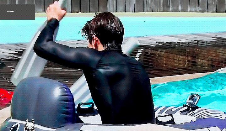 [잡담] 이 등판남 누구에요???? 로고도 쬐그매서 안보여... | 인스티즈