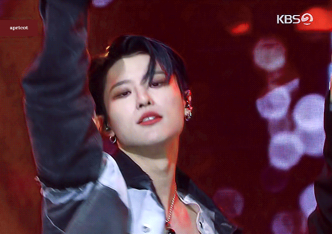 표정연기 잘하는 돌 파니까 무대보는게 재밌다 🧡💙 | 인스티즈