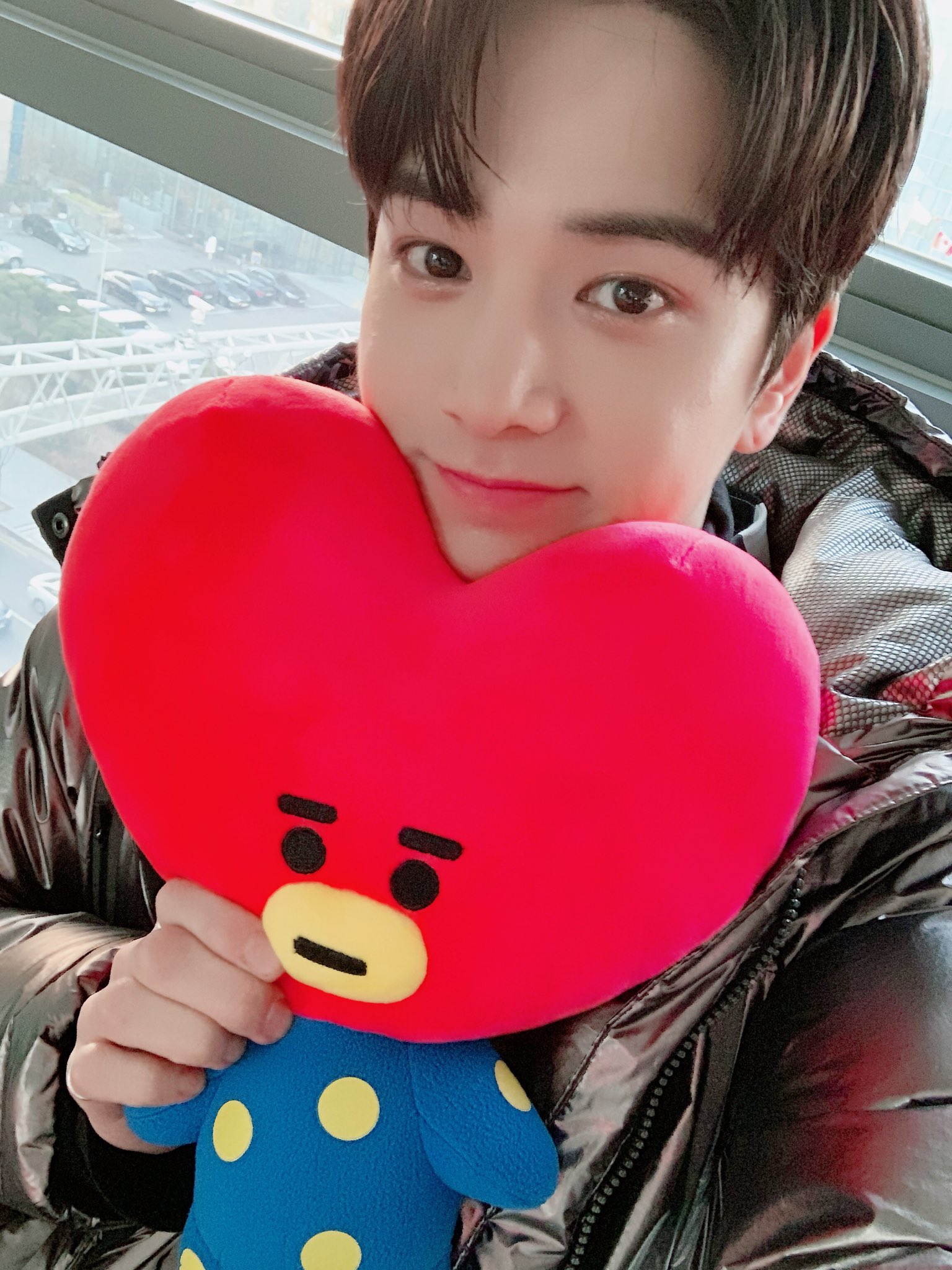 자기가 귀엽고 잘생긴거 세상에서 제일 잘 알아ㅠㅠ 왕큰데 왕귀여워ㅠㅠ | 인스티즈