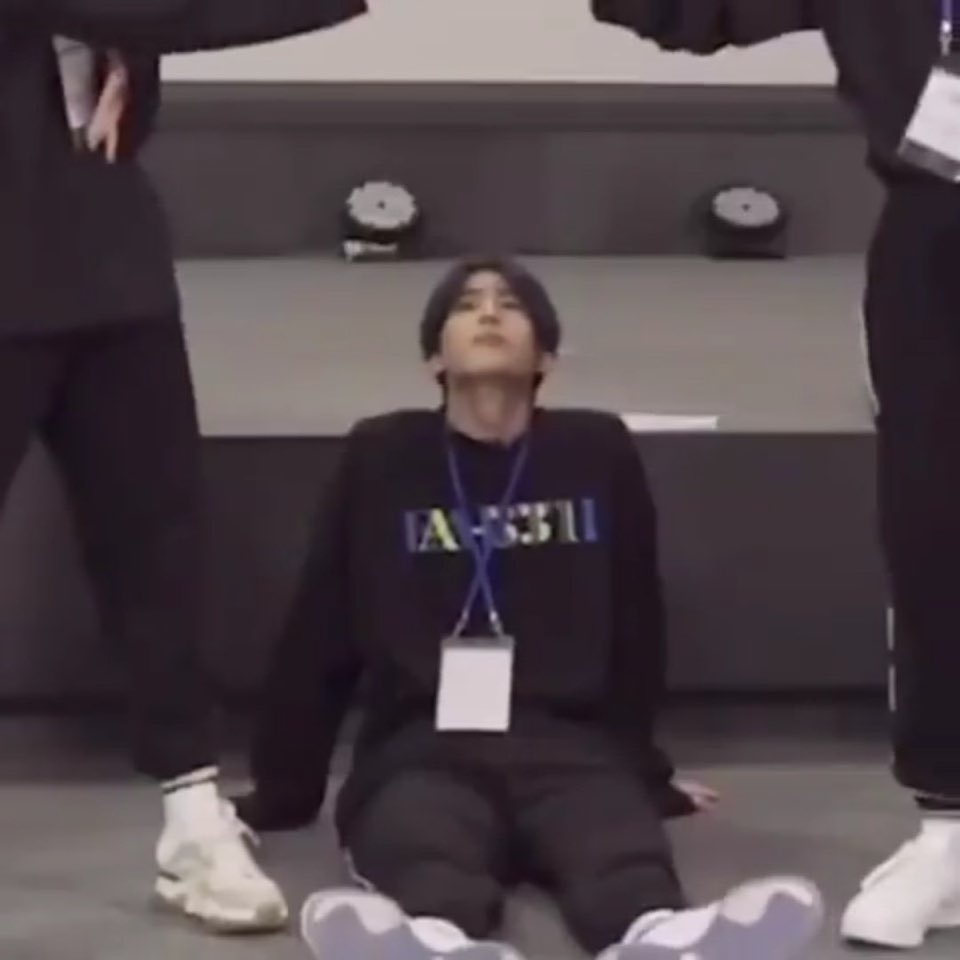 한승우 땅바닥에 앉을 때마다 귀여워지는 편 | 인스티즈