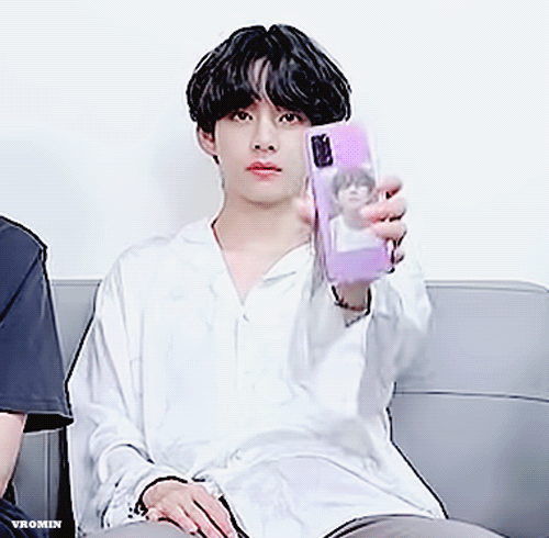 이영상에서 뷔 얼굴 반쪽되고(살빠져보인다는 뜻) 이목구비 커져서 필터 씌운거같아 | 인스티즈