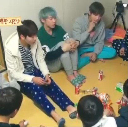 다른 사람들 다 있는 실내인데 혼자서 신발 신고.. 이거 논란 안난 게 신기함.... ㅈㅇ 세븐틴 호시 | 인스티즈