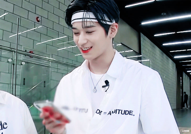 ??: 더보이즈에서 성격이 가장 좋은 멤버로 소문났죠? | 인스티즈