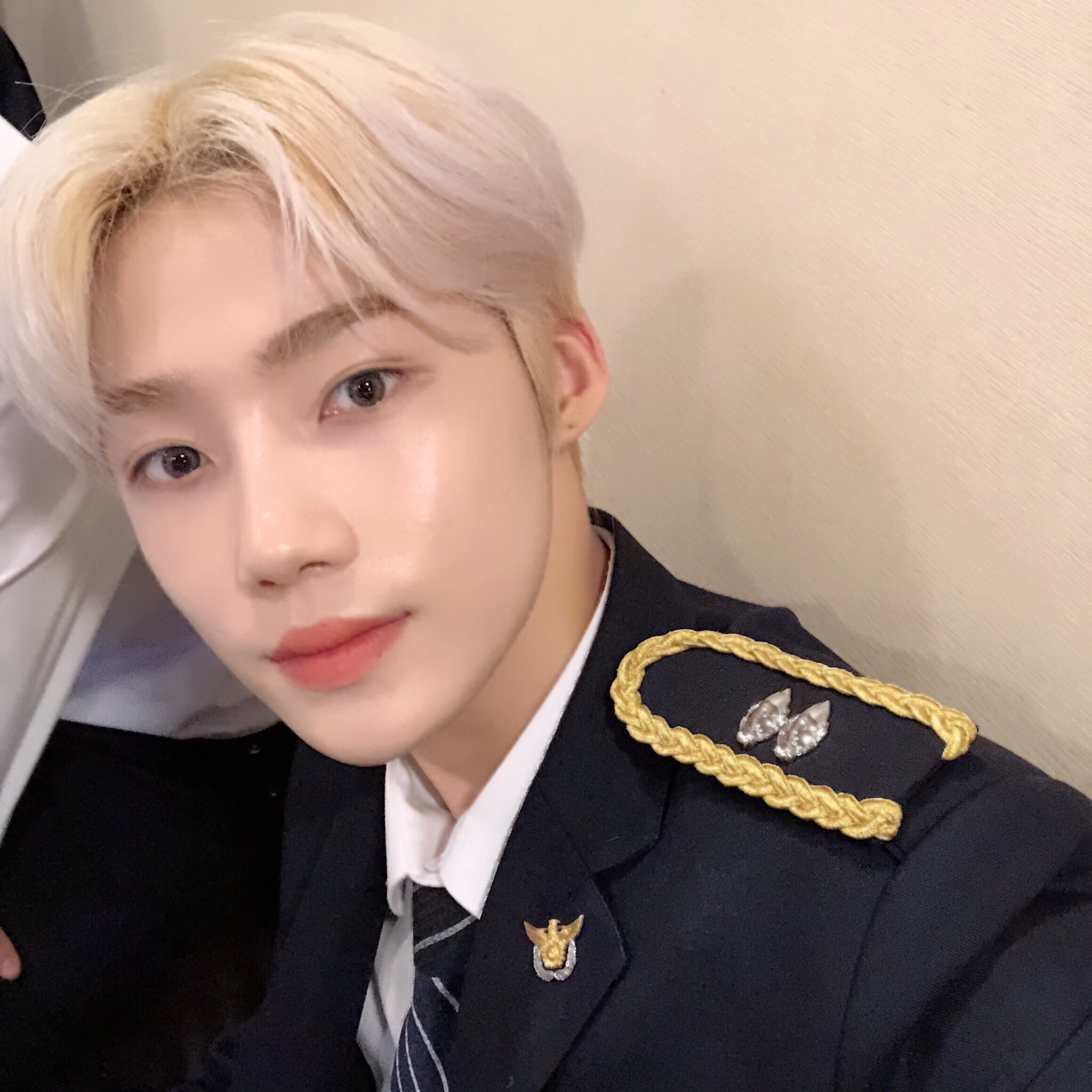 더보이즈 뉴는 그냥 탈색모로 자라는 게 본인한테 편할 듯 | 인스티즈