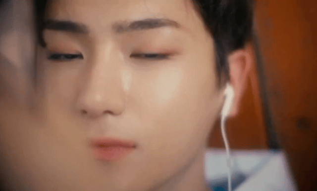 크래커 진짜 변태인게 줄이어폰 쓴거... | 인스티즈