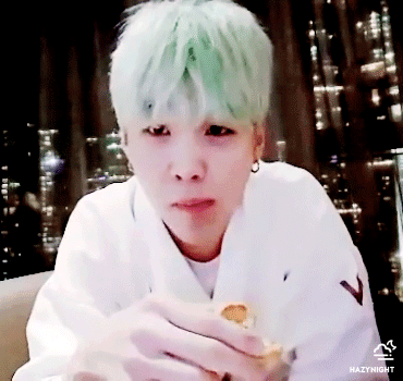 [잡담] ㅇㄴ 슈가 먹는거 보고 누가 입안에 수분이 부족해보인대 | 인스티즈