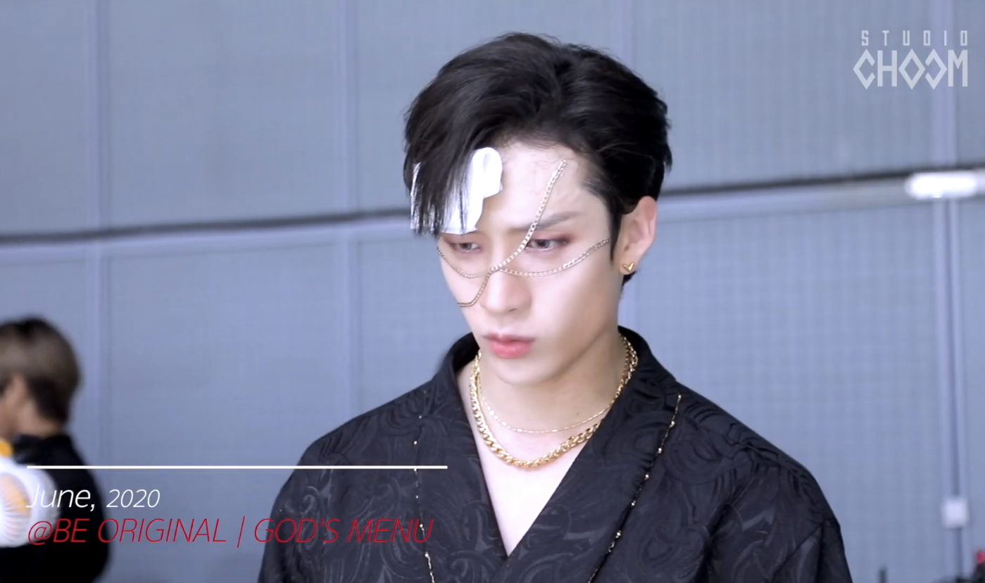 와 스키즈 이 분 체인이 뒤로 연결된게 아니라 얼굴에 붙인거였어??? | 인스티즈