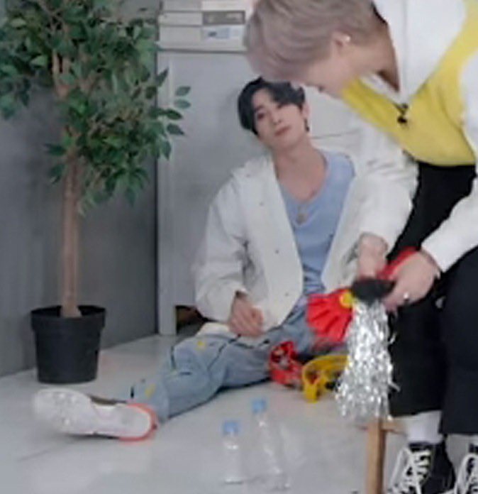 한승우 땅바닥에 앉을 때마다 귀여워지는 편 | 인스티즈