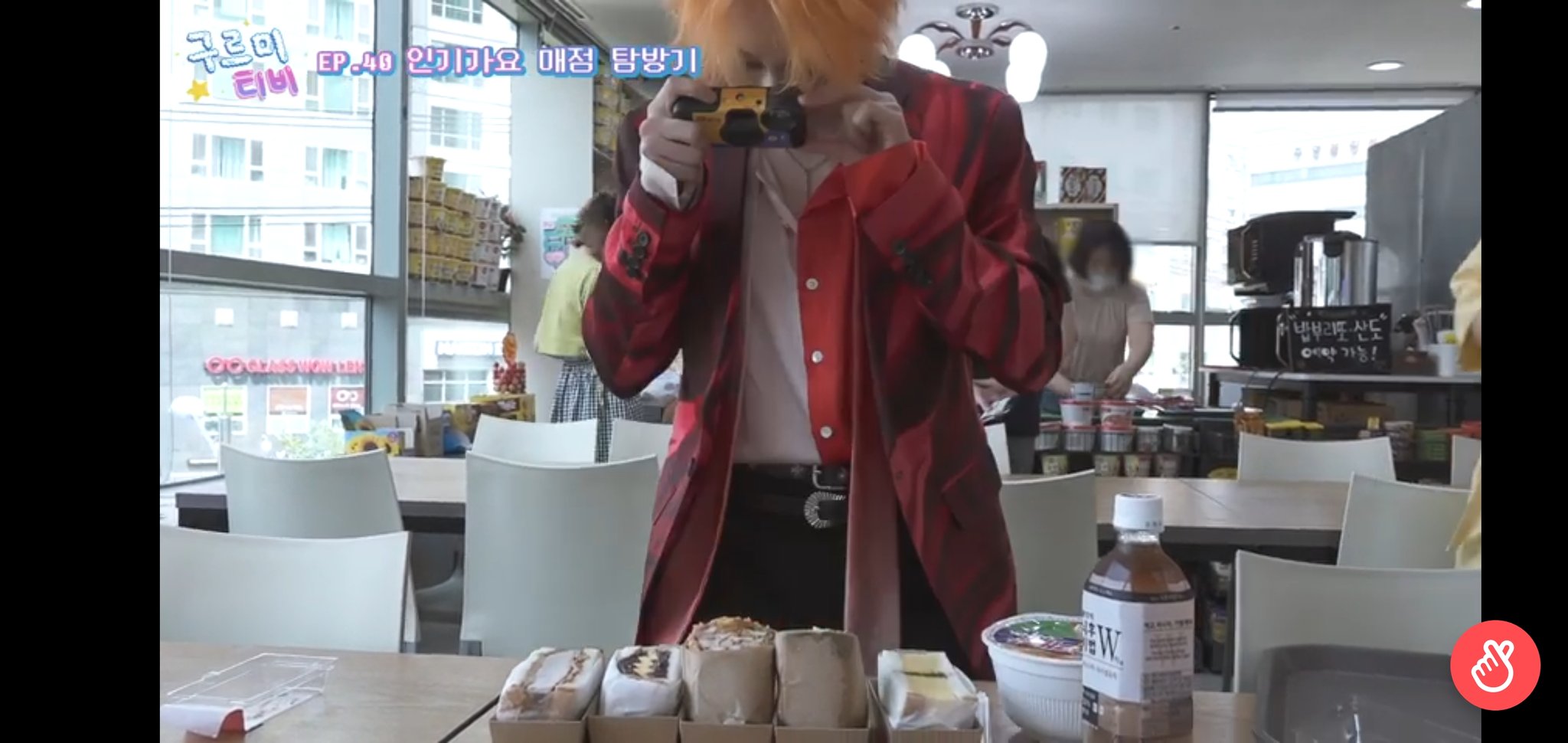 하성운도 음식 사진 찍을 때 먼저 예쁘게 배열하고 일어서서 찍구나 | 인스티즈