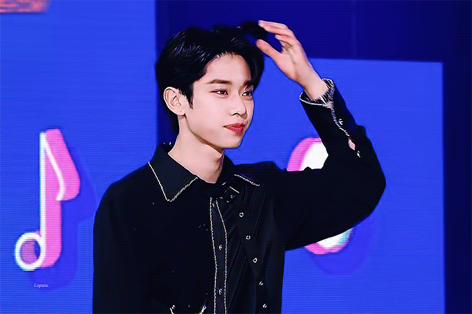 얘 나중에 남돌 비주얼라인으로 손꼽힐거임 진짜 확신함 | 인스티즈