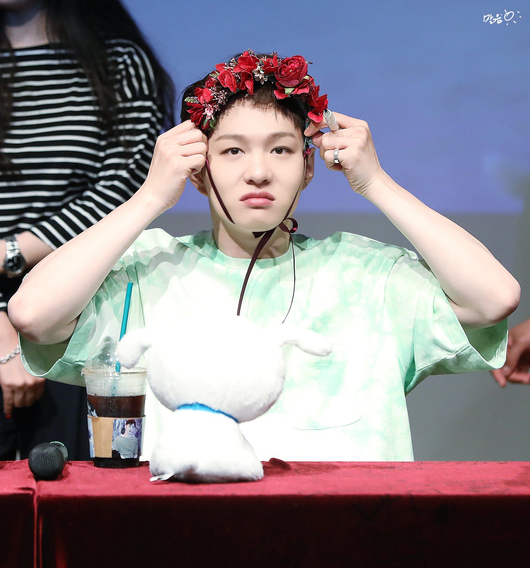 누가 이창섭한테 화관쓰는 방법 좀 알려줘봐🌸🌼 | 인스티즈