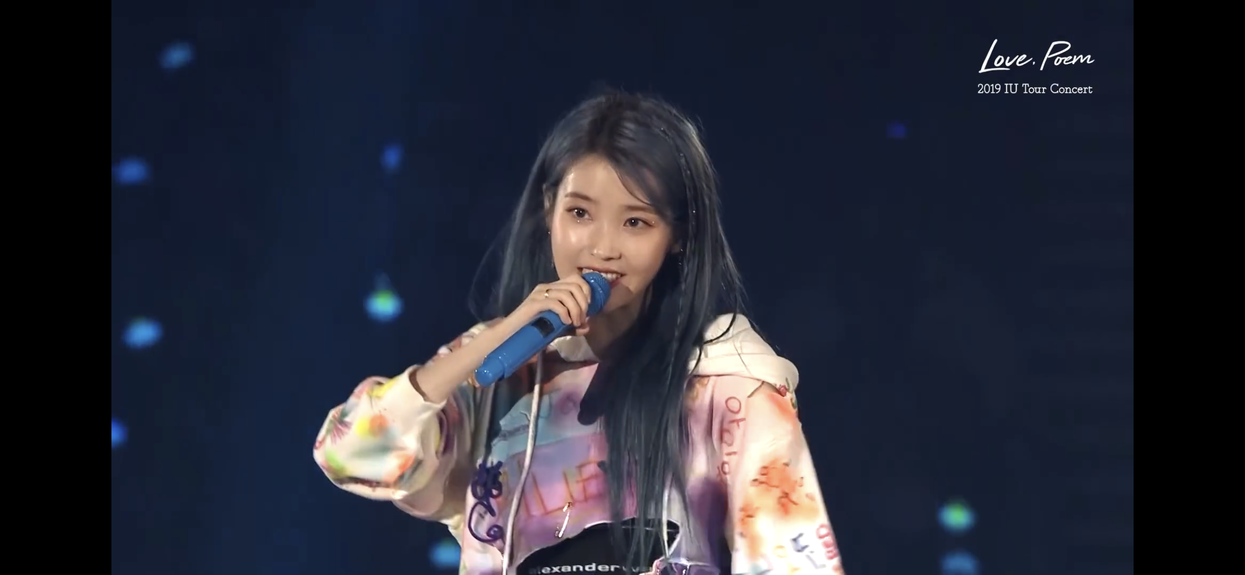 아이유는 하늘색마이크가 하나인걸까 두개인걸까 | 인스티즈