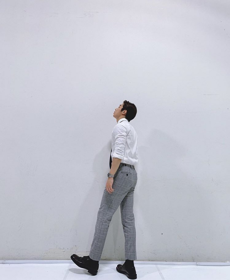 뽀샵 안했다구여 네 얼굴 짱 작으시구 다리 짱 기세요 | 인스티즈