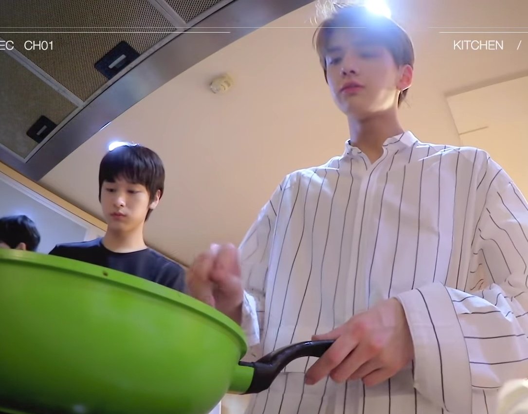 영후니한테 볶아지고 있는 아기볶음밥 주여니 | 인스티즈