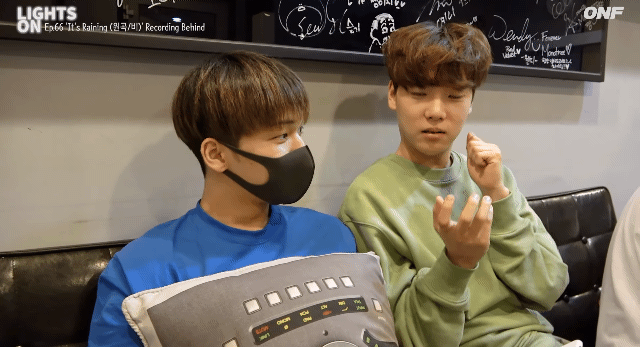 온앤오프 이션은 한국인인데요...한국말 하려면 일본인 막내멤이 꼭 있어야해여... | 인스티즈